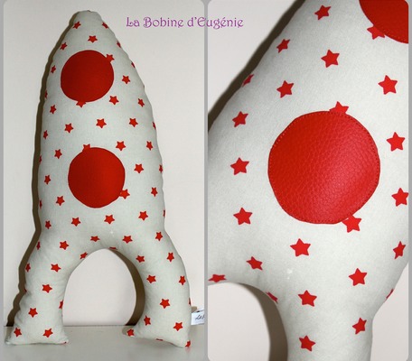 Fusée beige/étoiles rouges